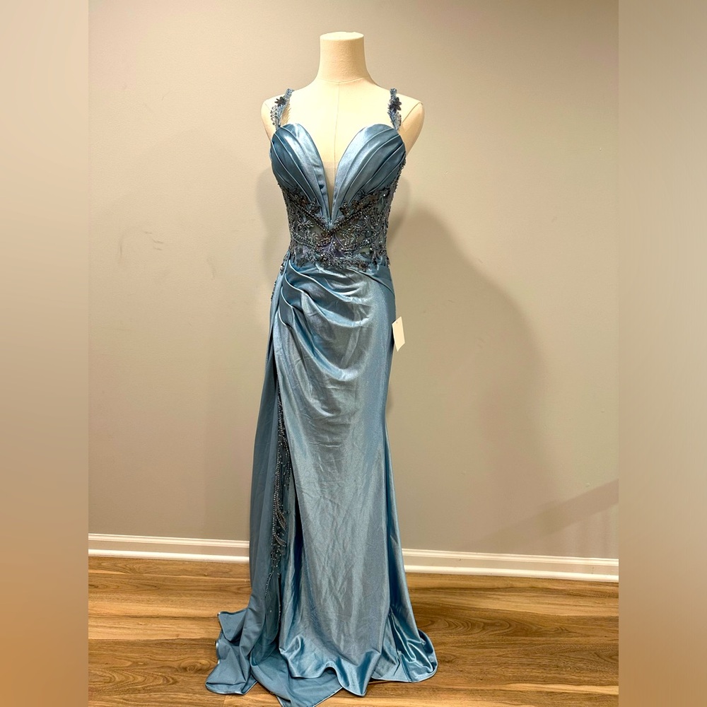 Stunning mother of the bride•special occasion •prom gown. NWT size 6.